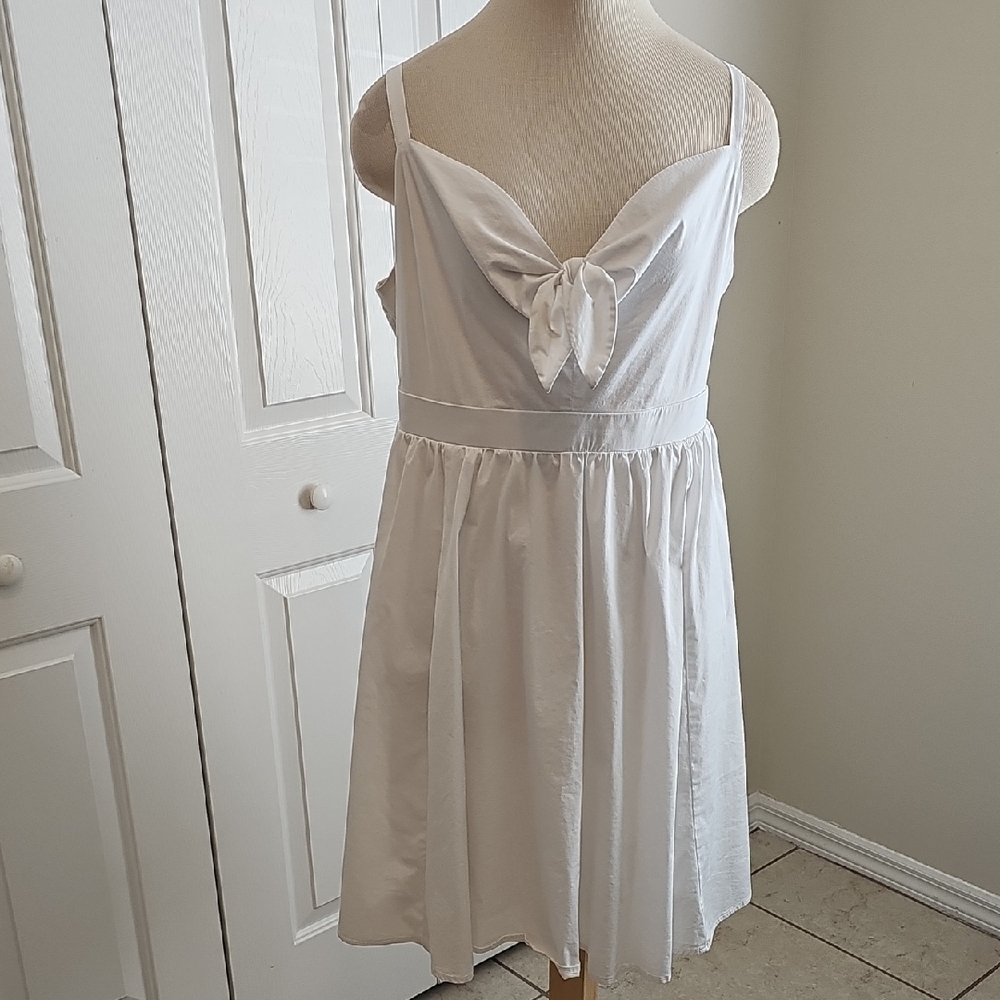White Spaghetti Strap Tie-Front Skater Sundress. Torrid Size 1 Pluss Size. - Picture 2 of 8